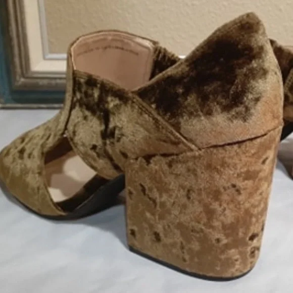 Cabi Interlock Block Crushed Velvet Heels Moss size 7.5 - Picture 3 of 5